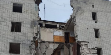 РФ скинула бомбу на багатоповерхівку на Сумщині: під завалами можуть бути люди