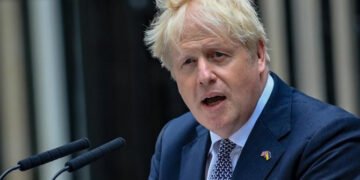 Вибачте за вираз, але так воно і є: Джонсон назвав путіна й***им ідіотом