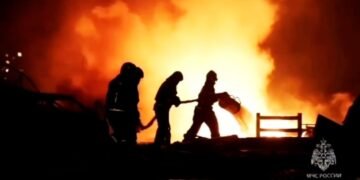 В Энгельсе и Казани после атаки дронов начались крупные пожары