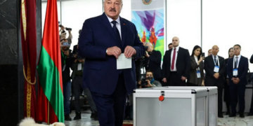 Лукашенко проголосував на виборах і пояснив, на що йому «фіолетово»
