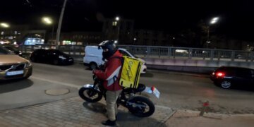 В Киеве водитель в упор выстрелил в курьера доставки. ВИДЕО