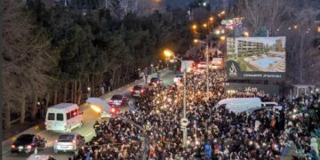 В Тбилиси люди пытаются перекрыть въезд в город: идут жесткие задержания. ВИДЕО