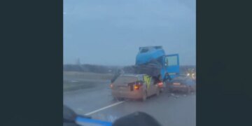 На трассе на Покровск две фуры всмятку:  ВИДЕО ДТП с участием четырех авто