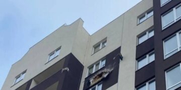 “Шахед” протаранил высотку под Киевом и застрял в стене. ВИДЕО