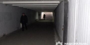 Киевлянка во время воздушной тревоги укрылась в подземном переходе, там ее поджидал грабитель