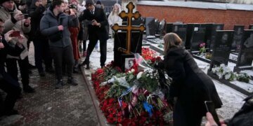 Я не боялся, и вы не бойтесь: в РФ люди вышли на улицу почтить память Навального. ФОТО. ВИДЕО