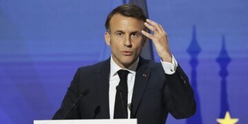 Макрон собирает второй срочный саммит  – Reuters