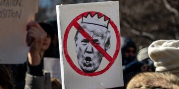 “Трамп – не король! Маск – никто!” – в США собираются стихийные митинги. ВИДЕО