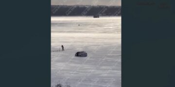 В Киеве водитель утопил в Днепре машину. ВИДЕО