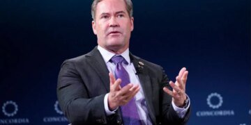 Уолтц самоуверенно заявил, что додавит Зеленского по “сделке Трампа”