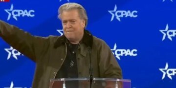 На съезде трампистов вскидывали руки в нацистском жесте: ультраправые из Европы испугались. ВИДЕО