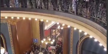 Большая группа транс-активистов штурмует Капитолий. ВИДЕО