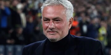 Втратив дар мови: уболівальник шокував Моурінью, поцілувавши його в ліфті. ВІДЕО