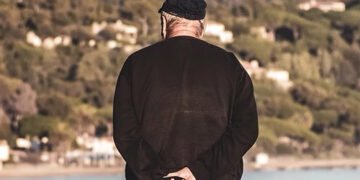 І трішки вина: плавати, гуляти з собакою або грати в гольф – 100-річний британець назвав 11 секретів довголіття