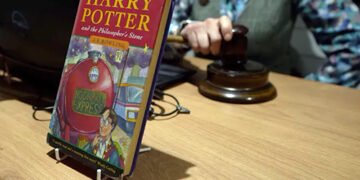 Книгу про Гаррі Поттера, яку хотіли викинути на смітник, продали на аукціоні за 26 000 доларів