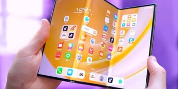 Перший телефон Samsung, що складається втричі, вийде вже влітку: що про нього відомо