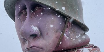 У Литві з’явилась скульптура Путіна у вигляді чоловічого статевого органа в касці. ФОТО