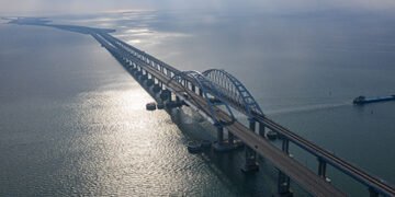 Залишається символічною спорудою: у ВМС повідомили, що росіяни перевозять через Кримський міст