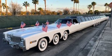 Найдовший у світі автомобіль має 26 коліс, басейн і вертолітний майданчик. ВІДЕО