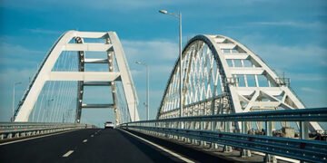 “Росіяни намагаються максимально захистити цей об’єкт”: військовий розповів, що відбувається біля Керченського мосту