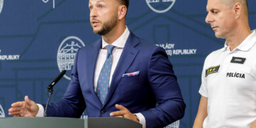 Главу МВС Словаччини розлютив антипутінський напис на пам’ятнику радянським воїнам