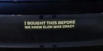 Водії Tesla скуповують наліпки на авто: “Я купив це до того, як ми зрозуміли, що Ілон божевільний”