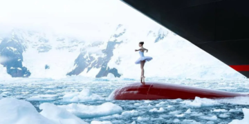 Французька балерина станцювала на бульбі лайнера в Антарктиці. ВІДЕО