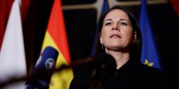 Бербок: Европа должна участвовать в мирных переговорах по Украине