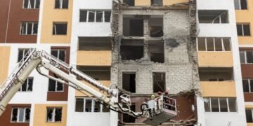 Российские беспилотники повредили жилые дома и железнодорожное депо в Украине