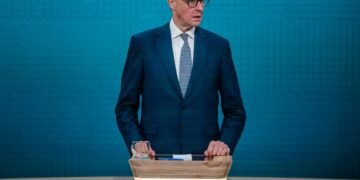 Politico: майбутній канцлер Німеччини несподівано їде на перемовини до Макрона