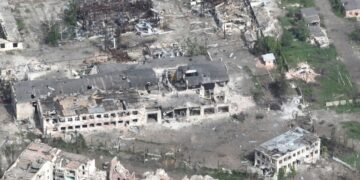 Переговоры о мире в Украине: первые контакты на фоне непрекращающейся войны