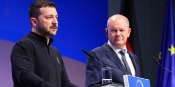 Олаф Шольц провел телефонный разговор с Владимиром Зеленским