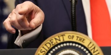 Белый дом: США приостанавливают военную помощь Украине