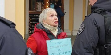 “Путин – ублюдок, вы будете платить Украине”, –  блокадница отчитала силовиков. ВИДЕО