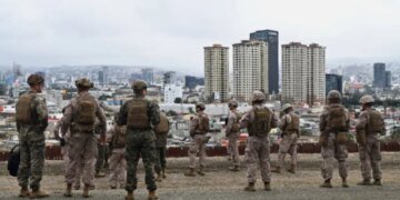 Глава Минобороны США разворачивает войска вдоль мексиканской границы: что происходит