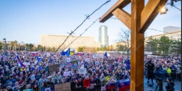 Словаки вышли на протесты против пророссийской политики Фицо