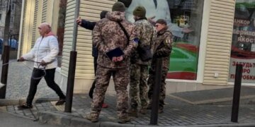 Успел ранить двух военных: в Коломые мужчина набросился на сотрудников ТЦК с ножом