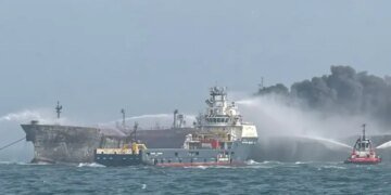 Катастрофа у берегів Британії: судно з хімікатами врізалося в танкер із пальним