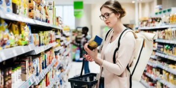 Массовое явление: покупатели переворачивают в супермаркетах товары, но  при чем здесь Трамп