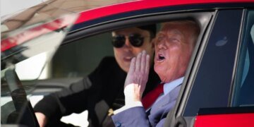 Трамп пригрозил устроить ад всем, что против  Tesla и Маска. ВИДЕО