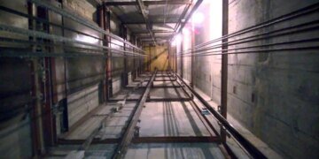 Пролетел пять этажей: мужчина упал в шахту лифта в столице