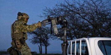 Днепр под атакой “шахедов”: в городе раздаются взрывы, произошли пожары