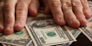 Доллар и евро продолжают дешеветь: обновленные курсы валют в Украине