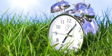 Украина переходит на летнее время: когда и что изменится
