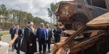 Духовный советник Трампа собственными глазами увидел последствия российских преступлений в Украине. ФОТО