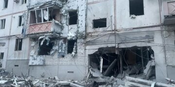 КАБ попал в пятиэтажку в Купянске: что известно?