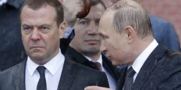 Медведев обвинил Европу в “русомании” и пригрозил  забросать всеми видами “самых страшных” ракет