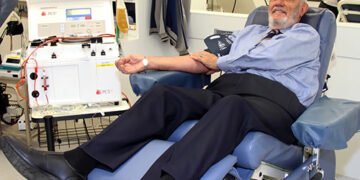 Врятував життя 2,4 млн немовлят: помер австралієць, який понад 60 років був донором крові