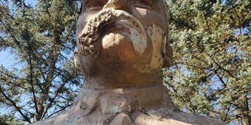 “Лагідна декомунізація”: на Вінниччині на пам’ятник Леніну наліпили вуса і брови, зробивши з нього Шевченка