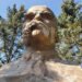 “Лагідна декомунізація”: на Вінниччині на пам’ятник Леніну наліпили вуса і брови, зробивши з нього Шевченка